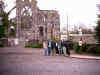 photo de groupe devant les ruines de l'abbaye d'aulnes